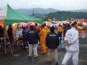 雨の中、スタッフは合羽姿です